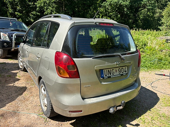 Toyota Corolla Verso 2 of 4