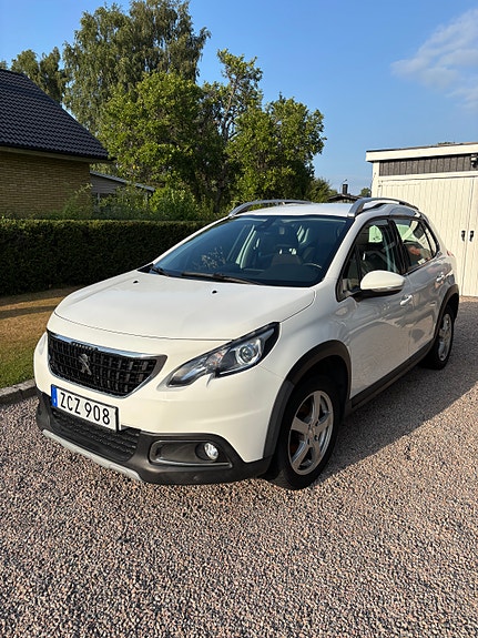 Peugeot 2008 2 of 5