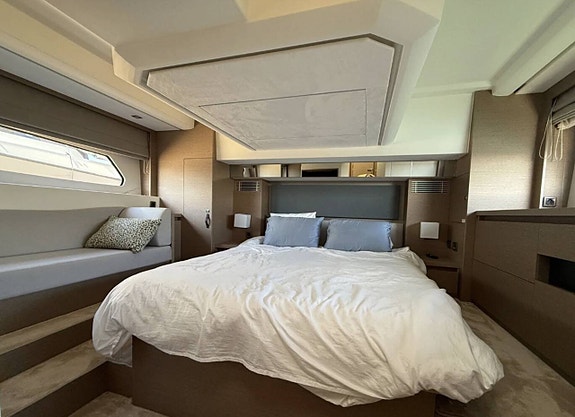 Prestige 460 / Volvo Penta 2 x 440 HK / 2023 / Momsbåt! 8 of 12