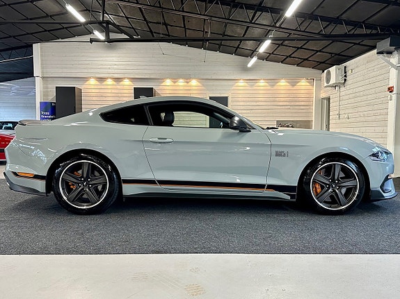 Ford Mustang 3 of 5