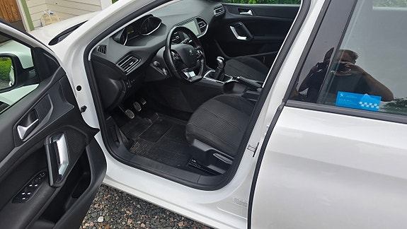 Peugeot 308 SW 9 of 16