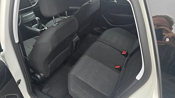 Peugeot 308 SW 8 of 16
