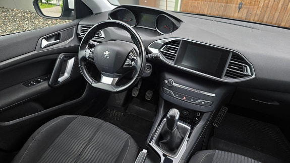 Peugeot 308 SW 13 of 16