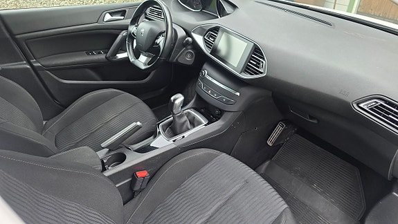 Peugeot 308 SW 12 of 16