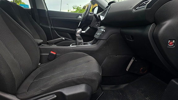 Peugeot 308 SW 15 of 16