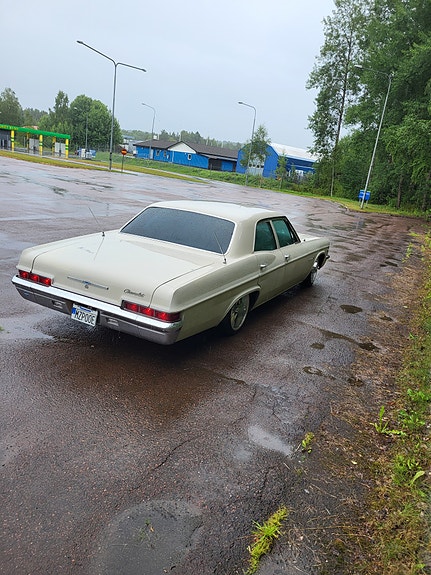 Chevrolet Impala 3 of 5