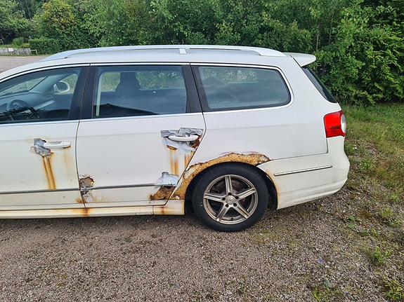 Volkswagen Passat 2 of 5
