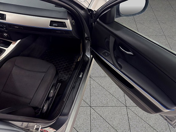 BMW 318i 17 of 30