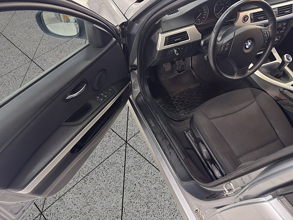 BMW 318i 16 of 30