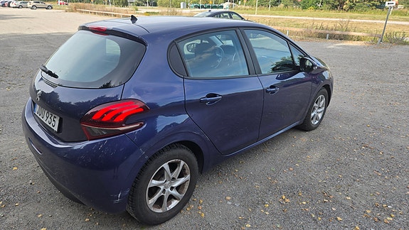 Peugeot 208 4 of 10