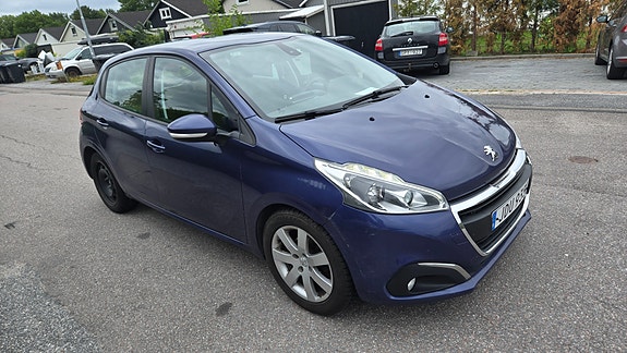 Peugeot 208 2 of 5