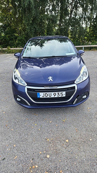 Peugeot 208 2 of 10
