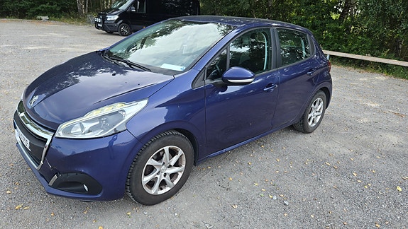 Peugeot 208 3 of 10