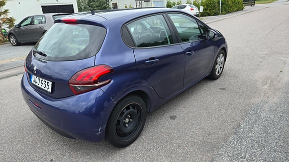 Peugeot 208 4 of 5