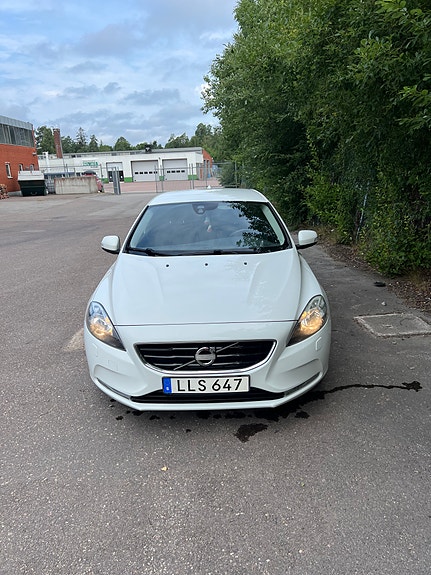 Volvo V40 2 of 6