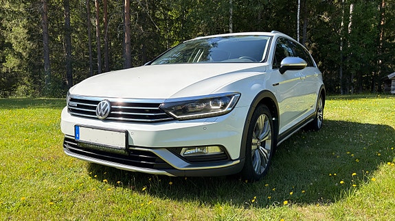 Volkswagen Passat Alltrack 2 of 5