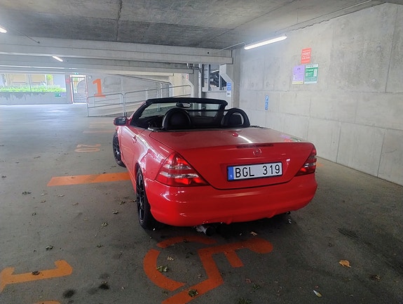 Mercedes-Benz SLK320 4 of 5