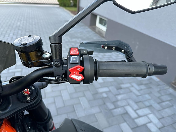 KTM 1290 Super Duke R 10 of 14