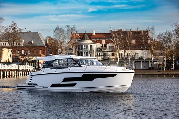 Aquador 400 HT/2 x Volvo Penta 320 hk /2025 / Passa på! 4 of 12