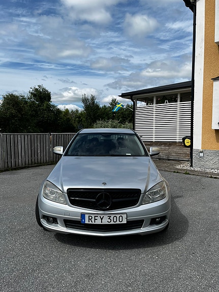 Mercedes-Benz C200 2 of 5