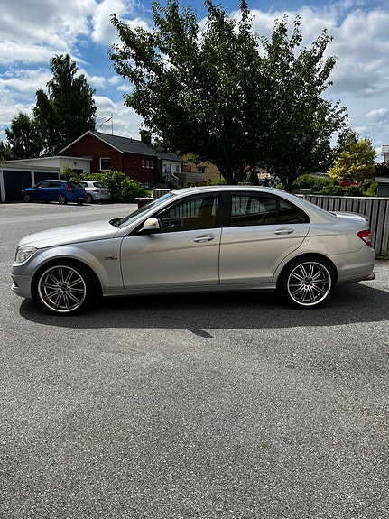 Mercedes-Benz C200 4 of 5