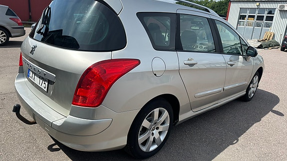 Peugeot 308 SW 2 of 5