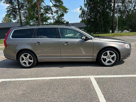 Volvo V70 3 of 5