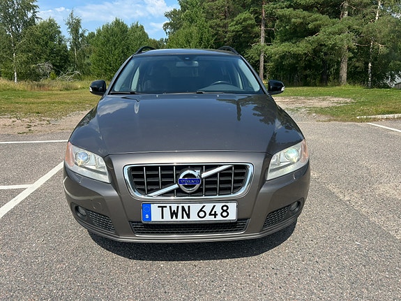 Volvo V70 2 of 5