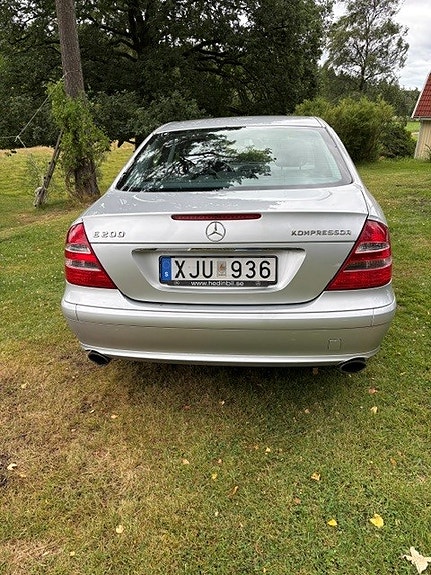 Mercedes-Benz E200 3 of 5