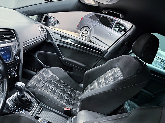 Volkswagen Golf VII 17 of 17
