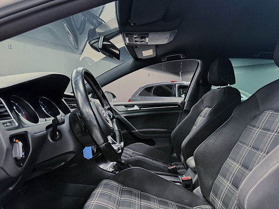 Volkswagen Golf VII 13 of 17