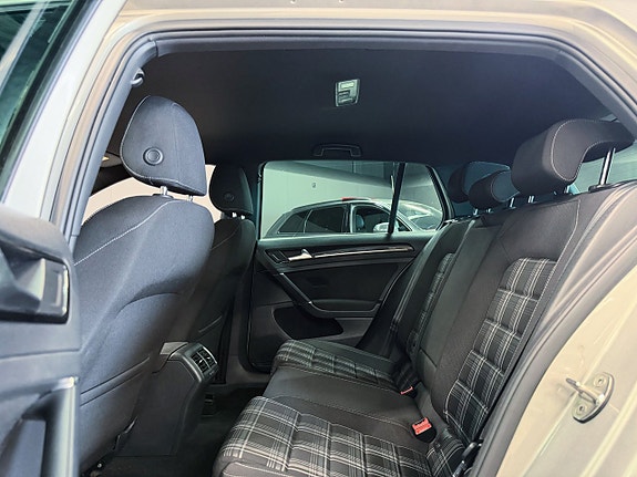 Volkswagen Golf VII 15 of 17