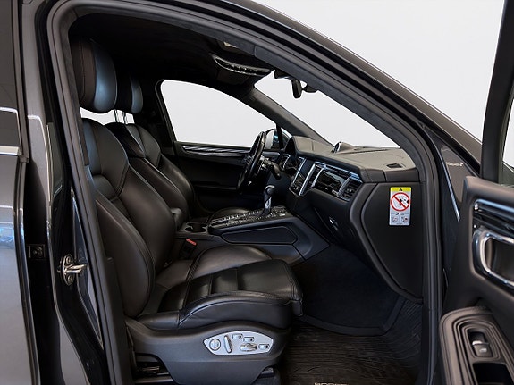 Porsche Macan Turbo 12 of 23