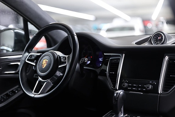 Porsche Macan Turbo 16 of 28