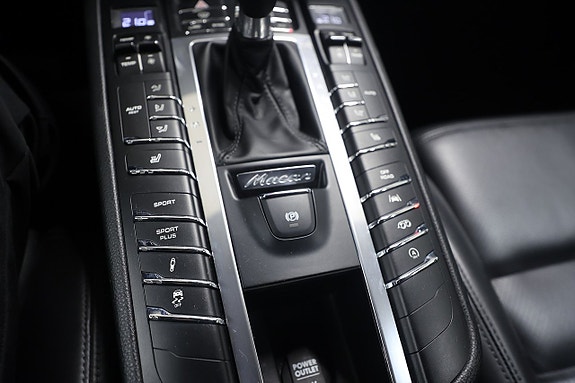 Porsche Macan Turbo 28 of 28