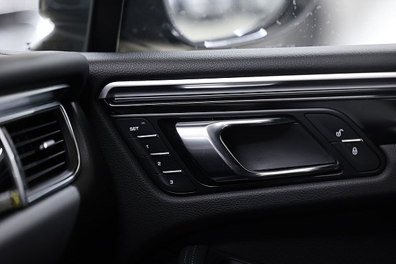 Porsche Macan Turbo 23 of 28