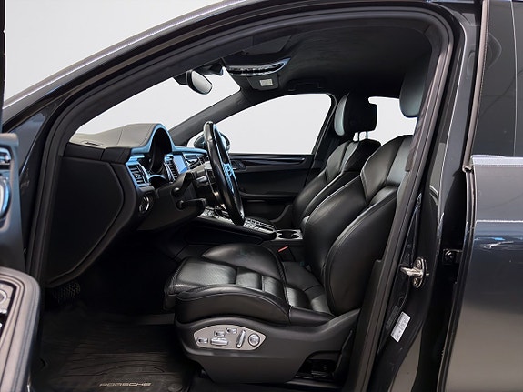 Porsche Macan Turbo 14 of 23