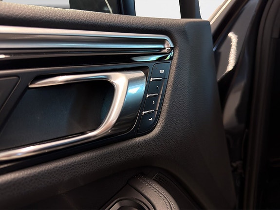 Porsche Macan Turbo 15 of 23