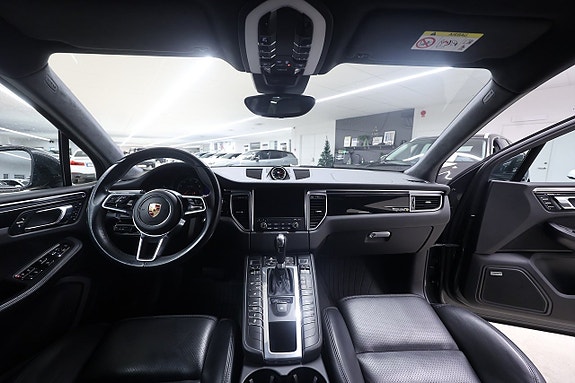 Porsche Macan Turbo 15 of 28