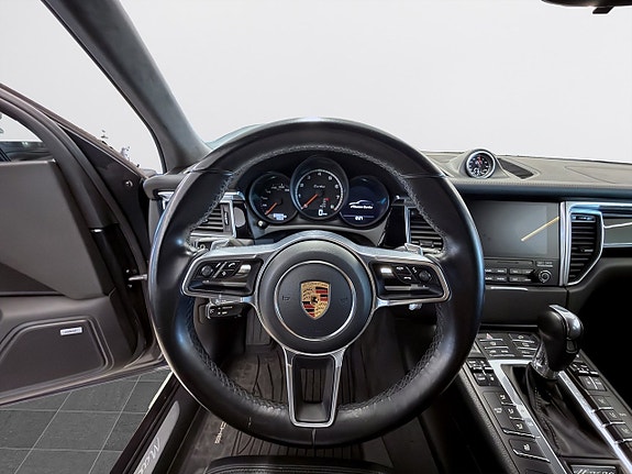 Porsche Macan Turbo 19 of 23