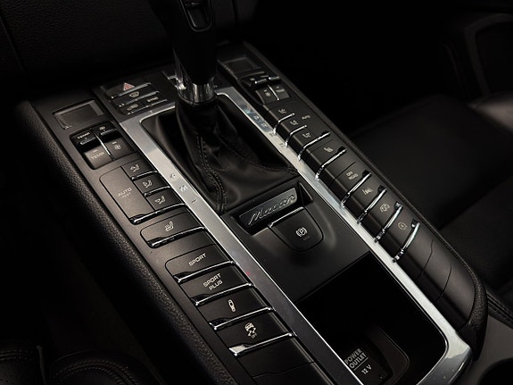 Porsche Macan Turbo 20 of 23