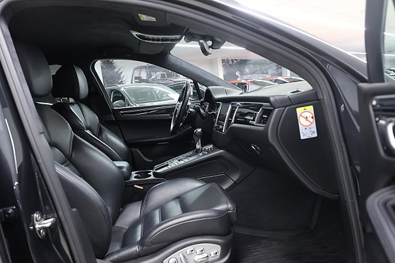 Porsche Macan Turbo 17 of 28