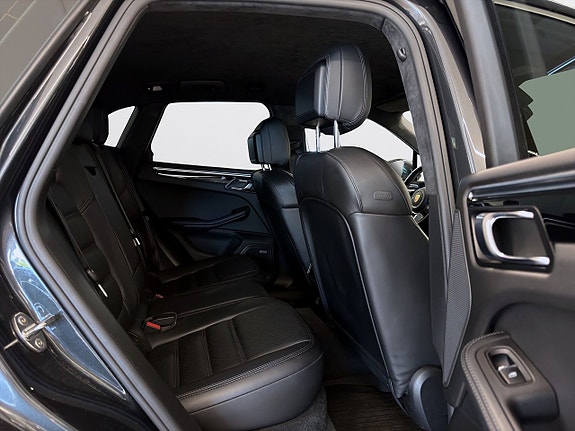 Porsche Macan Turbo 10 of 23