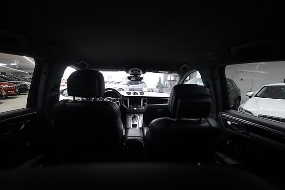 Porsche Macan Turbo 13 of 28