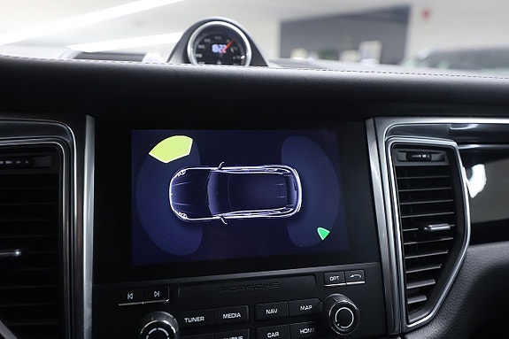 Porsche Macan Turbo 25 of 28