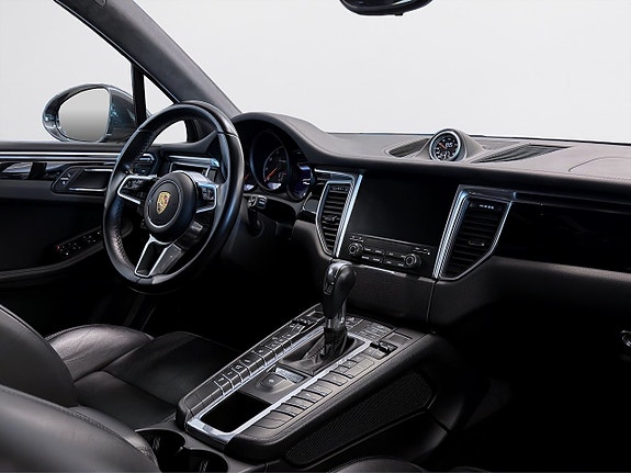Porsche Macan Turbo 13 of 23