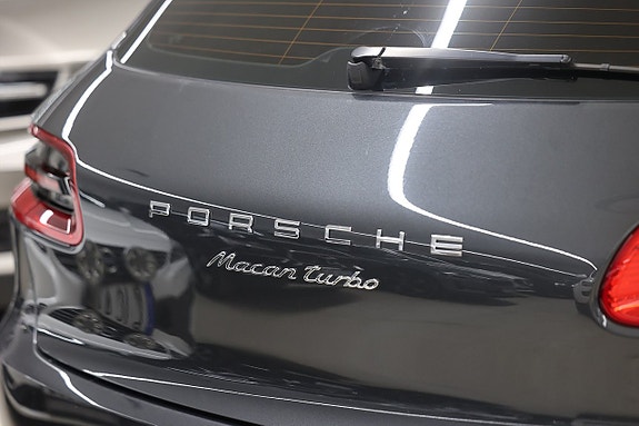 Porsche Macan Turbo 9 of 28