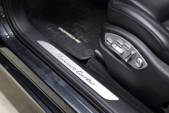 Porsche Macan Turbo 24 of 28