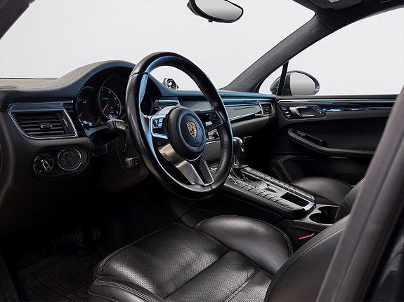 Porsche Macan Turbo 17 of 23