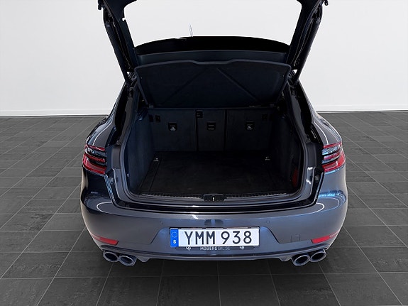 Porsche Macan Turbo 7 of 23